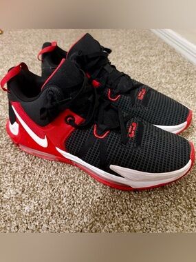 Like NEW - LeBron Witness VII basketball shoes size 11.5